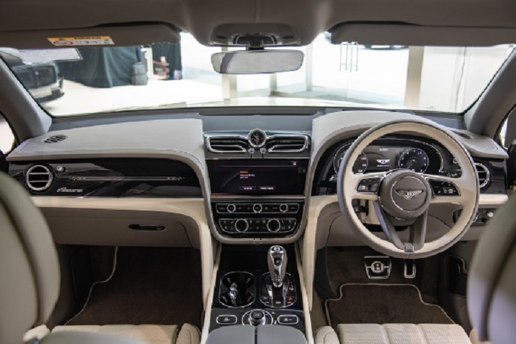 Tùy chọn ghế thương gia cao cấp Bentley Airline Seat cho phép hành khách có thể tùy chỉnh tư thế ghế ngồi thông qua màn hình cảm ứng đi kèm, điều chỉnh 22 hướng, khả năng ngả 40 độ cho phép hành khách thoải mái nằm ngủ cùng công nghệ điều hòa tự động điều chỉnh nhiệt độ.