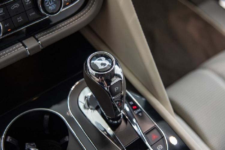 Những ghế ngồi có công nghệ sưởi và làm mát đã quá quen thuộc với người dùng. Với Bentayga EWB, hệ thống ghế ngồi có thể cảm nhận nhiệt độ của người ngồi và độ ẩm trên bề mặt, sau đó sẽ quyết định kích hoạt hệ thống sưởi, thông gió hay kết hợp cả hai.