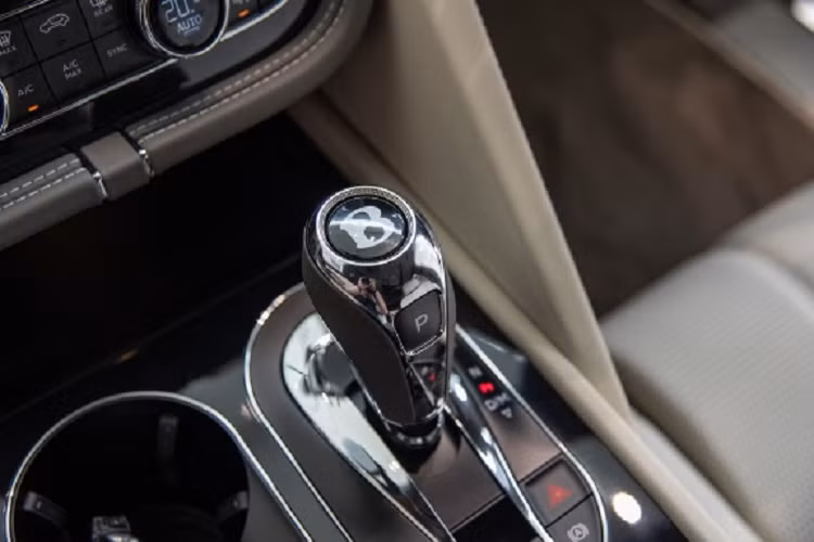 Những ghế ngồi có công nghệ sưởi và làm mát đã quá quen thuộc với người dùng. Với Bentayga EWB, hệ thống ghế ngồi có thể cảm nhận nhiệt độ của người ngồi và độ ẩm trên bề mặt, sau đó sẽ quyết định kích hoạt hệ thống sưởi, thông gió hay kết hợp cả hai.