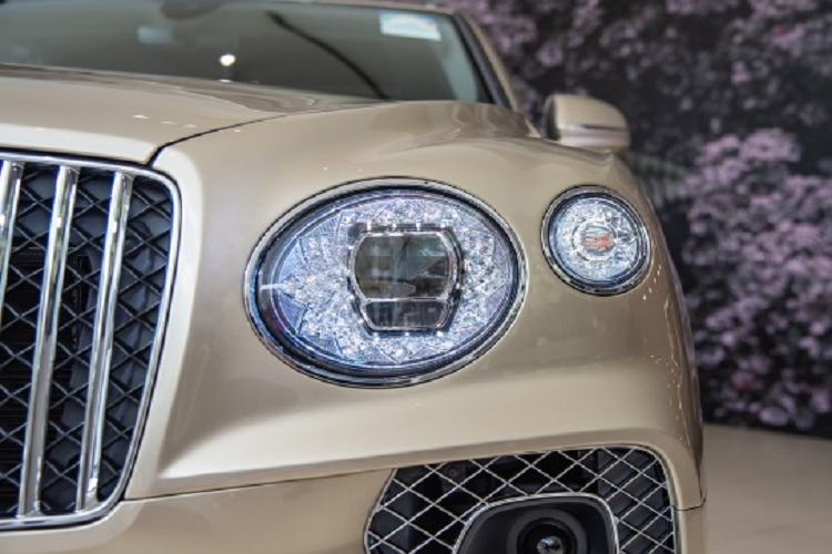Là mẫu xe siêu sang, dành cho giới thượng lưu, khoang cabin của Bentley Bentayga EWB tràn ngập da, gỗ. Không gian nội thất của xe có thể được cá nhân hóa với hơn 24 tỷ tổ hợp tùy chọn khác nhau, giúp khách hàng dễ dàng thể hiện mong muốn của bản thân.