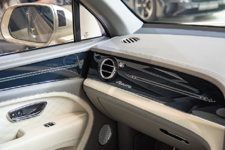 Ngoài ra, ghế ngồi còn dùng cảm biến để đo áp lực trên bề mặt, từ đó điều chỉnh vị trí ghế ngồi cho phù hợp nhất nhằm làm giảm cảm giác mệt mỏi cho hành khách trên những hành trình dài.