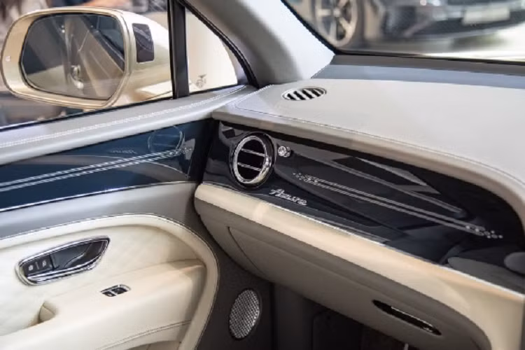 Ngoài ra, ghế ngồi còn dùng cảm biến để đo áp lực trên bề mặt, từ đó điều chỉnh vị trí ghế ngồi cho phù hợp nhất nhằm làm giảm cảm giác mệt mỏi cho hành khách trên những hành trình dài.