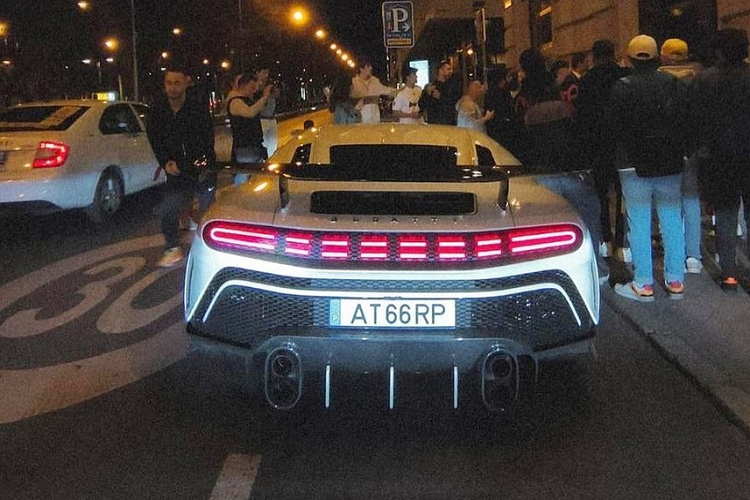 Trong đó, không quá khó để nhận thấy chiếc siêu xe triệu đô Bugatti Centodieci đã bị cạ gầm, điều này có thể gây ra những vết xước hoặc thậm chí là nứt phần cản trước bằng carbon. Việc vệ sĩ của Cristiano Ronaldo cầm lái chiếc xe Bugatti Centodieci hơn 209 tỷ đồng từ bãi đỗ xe ra đường làm xe bị cạ gầm khiến không ít người xót xa.