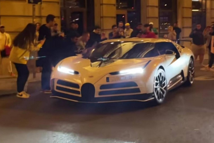 Chuyện không có gì đáng bàn thêm nếu như trên mạng xã hội không xuất hiện các video quay lại cảnh trước khi Cristiano Ronaldo cầm lái Bugatti Centodieci. Cụ thể, chiếc Bugatti Centodieci được cất ở 1 bãi đỗ xe riêng biệt với khu vực mà Ronaldo bước ra từ nhà hàng, vì thế vệ sĩ của cầu thủ này đã đảm nhận việc điều xe qua cho anh và sự cố đã xảy ra.