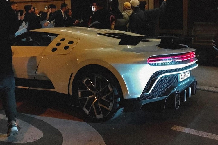 Trước đó, 1 vệ sĩ của Cristiano Ronaldo trong quá trình lái xe Bugatti Veyron Grand Sport Vitesse đã tông trúng một bức tường gạch bên đường, khiến phần đầu xe hư hỏng nặng. Như vậy, các vệ sĩ của CR7 có vẻ không có duyên khi cầm lái các siêu xe triệu đô của hãng Bugatti.