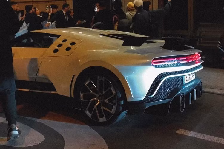 Trước đó, 1 vệ sĩ của Cristiano Ronaldo trong quá trình lái xe Bugatti Veyron Grand Sport Vitesse đã tông trúng một bức tường gạch bên đường, khiến phần đầu xe hư hỏng nặng. Như vậy, các vệ sĩ của CR7 có vẻ không có duyên khi cầm lái các siêu xe triệu đô của hãng Bugatti.