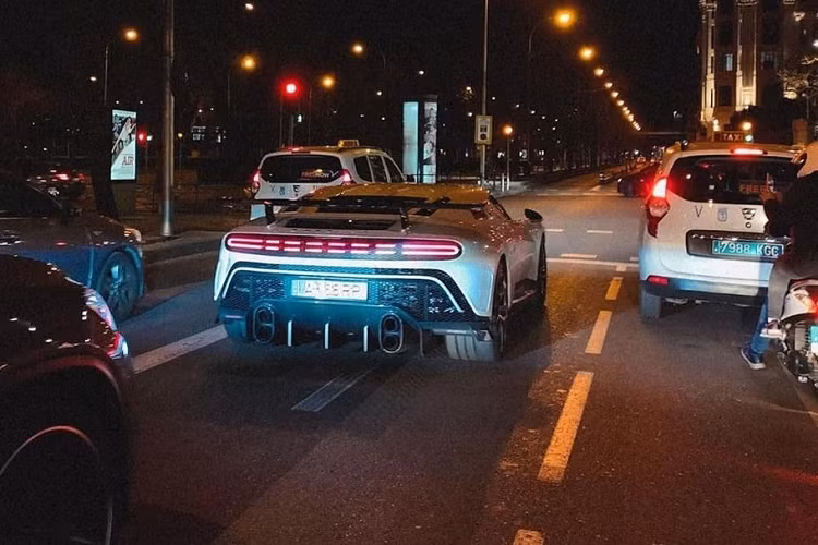 Hy vọng, chiếc Bugatti Centodieci này không bị hư hỏng gì quá nghiêm trọng, hiện tại, cư dân mạng cho rằng "anh 7" nên kiếm 1 tài xế chuyên nghiệp, đừng để vệ sĩ kiêm luôn lái xe. Bugatti Centodieci của Cristiano Ronaldo chỉ có 10 xe được sản xuất trên thế giới, các chủ nhân của xe đều là những nhà sưu tập xe hàng đầu.