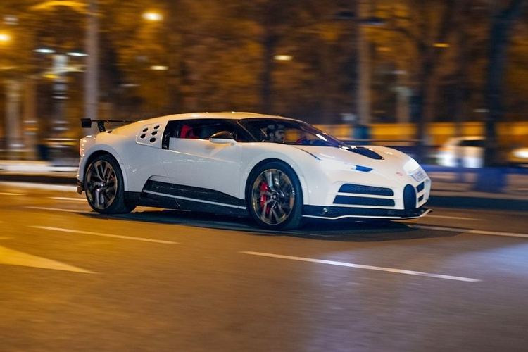 Bụp, tiếng động đã xuất hiện trong 2 video được cư dân mạng quay lại khi vệ sĩ của Cristiano Ronaldo đang điều khiển chiếc xe Bugatti Centodieci xuống dốc của bãi xe.