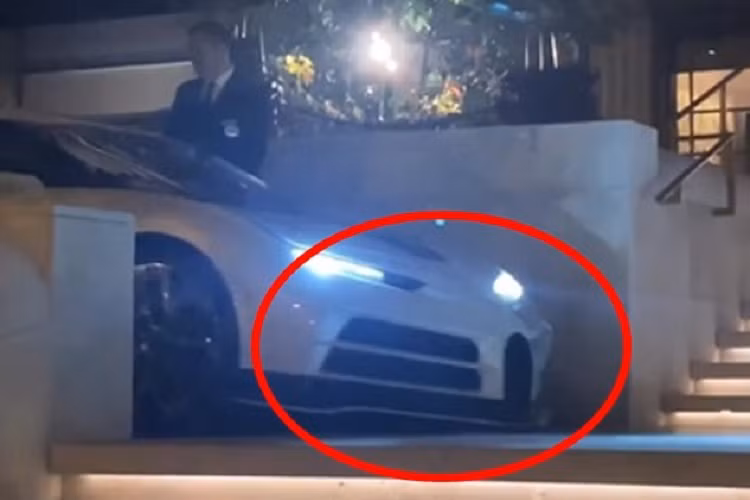 Với giá bán lên đến 9 triệu đô la (tương đương 209 tỷ đồng), Bugatti Centodieci hàng hiếm là 1 trong các siêu xe có giá bán đắt đỏ nhất thế kỷ 21 này, và điều này cũng chứng minh độ chịu chơi của "anh 7".