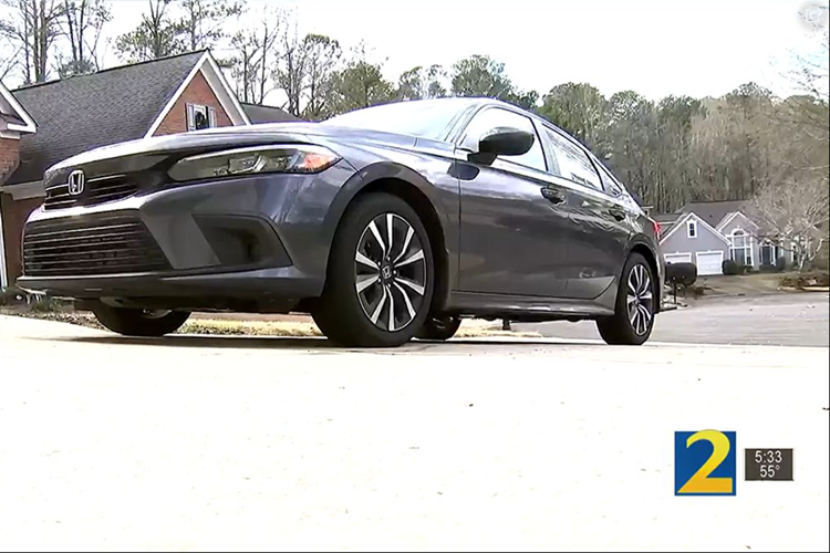 Theo ông Charles Goldberg, chiếc Honda Civic 2022 bị tan chảy được con gái ông, Elena, lái từ trường đại học về nhà được một thời gian. Khi không sử dụng, xe được đỗ trước cửa nhà. Và mới đây ông phát hiện ra chiếc Honda Civic có những dấu hiệu lạ.