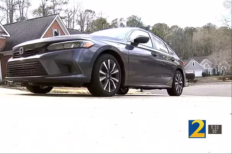 Theo ông Charles Goldberg, chiếc Honda Civic 2022 bị tan chảy được con gái ông, Elena, lái từ trường đại học về nhà được một thời gian. Khi không sử dụng, xe được đỗ trước cửa nhà. Và mới đây ông phát hiện ra chiếc Honda Civic có những dấu hiệu lạ.