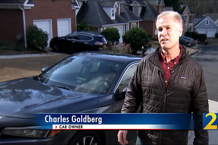 Hai cha con sau đó đã mang chiếc Civic đến đại lý Honda ở địa phương. Tại đây, họ đã trao đổi với một cố vấn dịch vụ, người này giải thích rằng nguyên nhân hư hỏng này là do ánh nắng mặt trời chiếu qua cửa sổ ngôi nhà và hắt vào chiếc xe, như một thấu kính hội tụ.