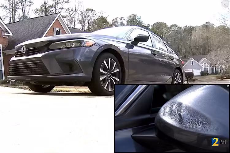 Kênh truyền hình WSB-TV đã đưa tin về một gia đình ở hạt DeKalb, bang Illinois, Mỹ cho biết một trong những chiếc ôtô của họ là Honda Civic đời 2022 đã bị “tan chảy” một cách bất thường.