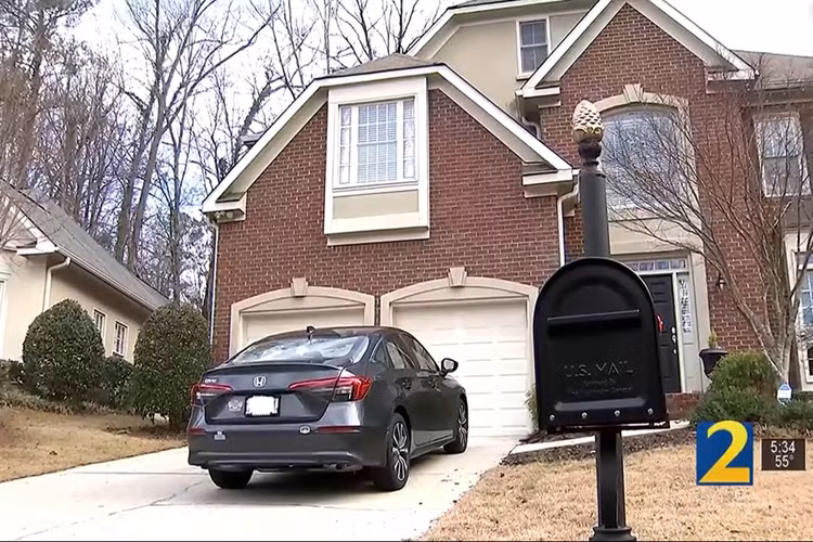 Cụ thể, một số bộ phận của chiếc xe như gương chiếu hậu, cản trước bắt đầu cong vênh, trong khi lớp sơn thì sùi lên.