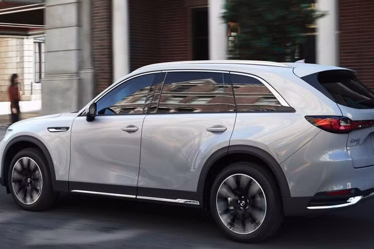 Mẫu xe SUV Mazda CX-70 dự kiến sẽ có hai hàng ghế trong khi CX-90 có thể chứa sáu hoặc bảy người, tùy cấu hình. Mặc dù có ít chỗ ngồi hơn nhưng CX-70 vẫn có kích thước ngang ngửa với “đàn anh” CX-90.