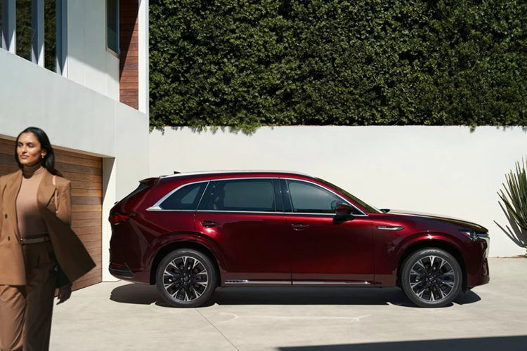 Thị phần của hãng tại khu vực này đã đạt 2,3%, mức cao nhất kể từ khi Mazda bắt đầu bán xe ở Mỹ vào năm 1960. Trong đó, CX-90 dù mới ra mắt nhưng đã có doanh số vượt qua CX-9 - mẫu xe sẽ bị ngừng sản xuất từ sau năm 2023. 