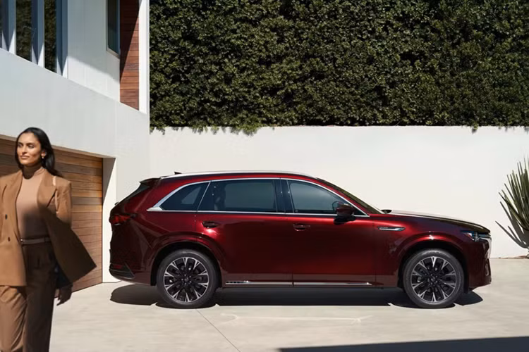 Thị phần của hãng tại khu vực này đã đạt 2,3%, mức cao nhất kể từ khi Mazda bắt đầu bán xe ở Mỹ vào năm 1960. Trong đó, CX-90 dù mới ra mắt nhưng đã có doanh số vượt qua CX-9 - mẫu xe sẽ bị ngừng sản xuất từ sau năm 2023. 