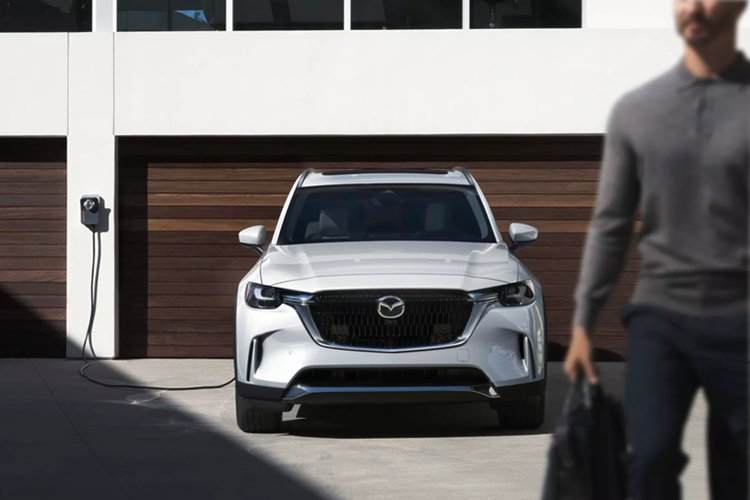 Tạp chí Car&amp;Driver dự đoán giá xe Mazda CX-70 2024 có mức bán ra khởi điểm khoảng 38.000 USD (tương đương 910 triệu đồng), ngang ngửa với mức giá của CX-50 bản cao cấp nhất. Tại Mỹ, Mazda CX-70 sẽ cạnh tranh với Chevrolet Blazer, Honda Passport, Toyota Venza/Harrier và Jeep Grand Cherokee.