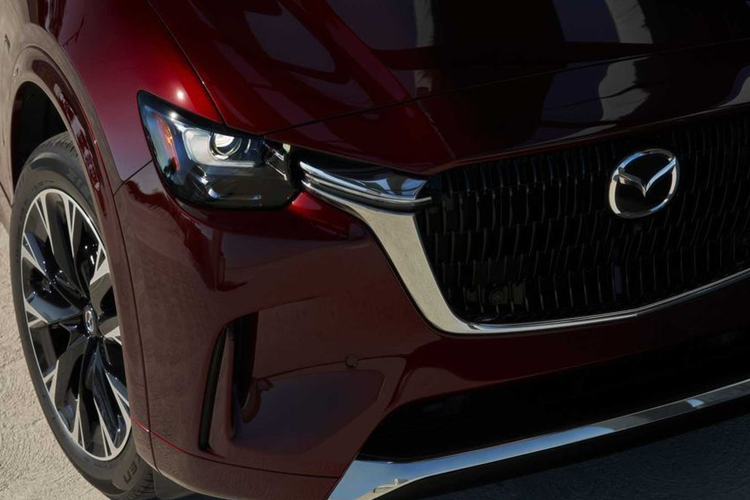 Là một bản nâng cấp, CX-90 PHEV được trang bị động cơ xăng 2,5 lít kết hợp với mô tơ điện cho tổng công suất là 323 mã lực và mô-men xoắn đạt 500 Nm, đi kèm với hộp số ly hợp kép 8 cấp và hệ dẫn động bốn bánh. Bộ pin 14,8 kWh cho phạm vi di chuyển thuần điện khoảng 40 km, theo ước tính của EPA.