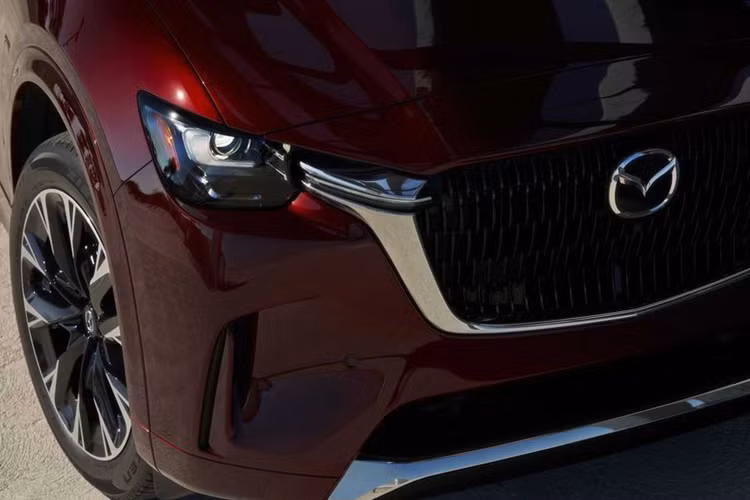 Là một bản nâng cấp, CX-90 PHEV được trang bị động cơ xăng 2,5 lít kết hợp với mô tơ điện cho tổng công suất là 323 mã lực và mô-men xoắn đạt 500 Nm, đi kèm với hộp số ly hợp kép 8 cấp và hệ dẫn động bốn bánh. Bộ pin 14,8 kWh cho phạm vi di chuyển thuần điện khoảng 40 km, theo ước tính của EPA.