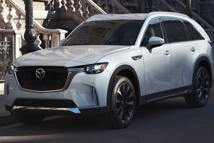 Mới đây, Giám đốc điều hành Mazda Bắc Mỹ - ông Tom Donnelly đã thông báo lùi lịch ra mắt CX-70 sang năm 2024. Trước đó, thương hiệu ôtô Hàn Quốc dự định sẽ giới thiệu mẫu SUV này ngay trong năm nay. Giống như CX-90 được cung cấp hệ truyền động plug-in hybrid, Donnelly xác nhận Mazda CX-70 2024 mới sẽ được trang bị hệ thống điện khí hóa.