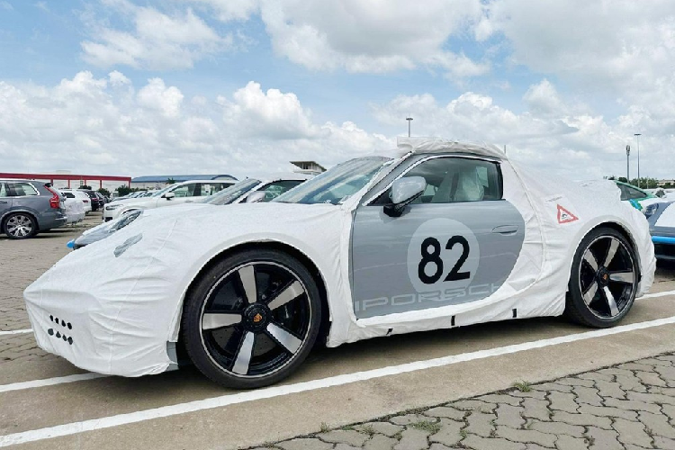 Dù chưa được nhận bàn giao xe thể thao giới hạn Porsche 911 Sport Classic 2023 và trải nghiệm chiếc siêu xe này, nhưng tay chơi siêu xe hàng đầu tại Việt Nam - Cường Đô la đã chốt chắc nịch rằng xe Porsche 911 Sport Classic 2023 không có cửa để "gạ đua" với Honda Civic Type R 2023 mà anh đang lái hằng ngày.