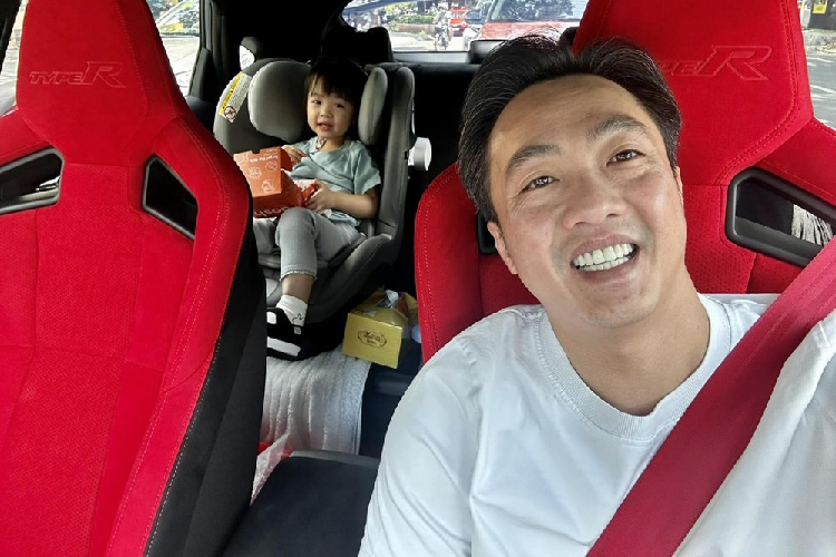 Như vậy có thể thấy, Cường Đô la rất thích Honda Civic Type R 2023 mới tậu, đây cũng là chiếc xe đầu tiên bàn giao cho khách hàng tại Việt Nam. Giá bán Honda Civic Type R 2023 từ 2,4 tỷ, chỉ bằng 1/8 so với giá xe Porsche 911 Sport Classic 2023 từ 19,22 tỷ đồng.