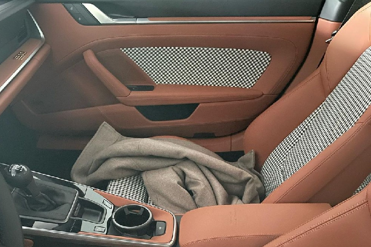 Xe đua đường phố Honda Civic Type R 2023 được lắp trái tim 4 xi-lanh thẳng hàng K20C1, dung tích 2.0 lít, tăng áp, sản sinh ra công suất tối đa 315 mã lực tại 6.500 vòng/phút và mô-men xoắn 420 Nm trong khoảng 2.600 đến 4.000 vòng/phút, đi kèm hộp số 6 cấp.