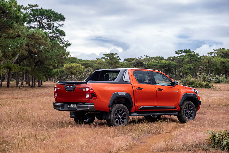 Ở Việt Nam, Toyota Hilux đã quay trở lại vào hồi tháng 3/2023 sau hơn 1 năm vắng bóng. Trong lần quay trở lại, xe chỉ có 1 phiên bản và giá bán lên đến 852 triệu đồng.