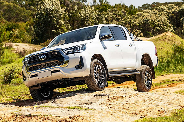 Ít phiên bản và giá cao khiến Toyota Hilux có doanh số khá thê thảm. Trong tháng 8/2023, hãng Toyota chỉ bán được 14 chiếc Hilux cho khách hàng Việt Nam, thấp nhất phân khúc xe bán tải. Cộng dồn từ đầu năm đến nay, mới có 86 chiếc Toyota Hilux được bán tại Việt Nam.