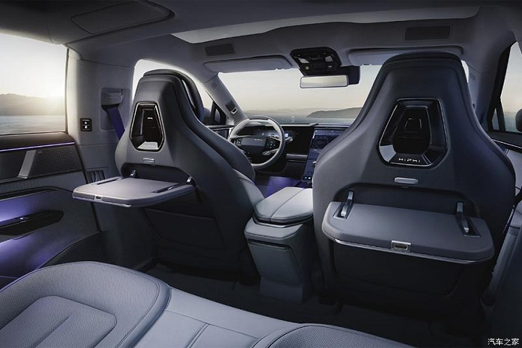 HiPhi Y là một chiếc SUV cỡ trung theo ngôn ngữ thiết kế đặc trưng của HiPhi. Nó có đèn chạy LED khổng lồ có thể chiếu hình ảnh rất thú vị, chúng được kết nối với nhau bằng một dải đèn LED mỏng. Phía trên kính chắn gió của Y, chúng ta có thể nhận thấy cảm biến LiDAR. Điều đó có nghĩa đây sẽ là mẫu xe đầu tiên của HiPhi có tính năng này.