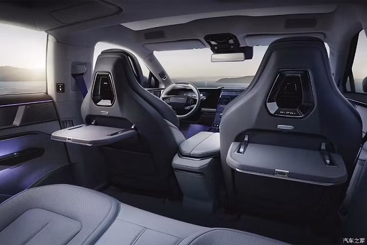 HiPhi Y là một chiếc SUV cỡ trung theo ngôn ngữ thiết kế đặc trưng của HiPhi. Nó có đèn chạy LED khổng lồ có thể chiếu hình ảnh rất thú vị, chúng được kết nối với nhau bằng một dải đèn LED mỏng. Phía trên kính chắn gió của Y, chúng ta có thể nhận thấy cảm biến LiDAR. Điều đó có nghĩa đây sẽ là mẫu xe đầu tiên của HiPhi có tính năng này.