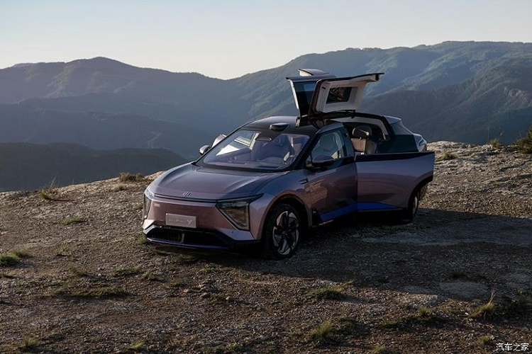 Tạm lấy giá dự kiến 1,1 tỷ đồng của xe, nếu HiPhi Y 2023 về Việt Nam, HiPhi Y ước tính có giá đâu đó khoảng trên 2,3 tỷ đồng, con số quá hấp dẫn để trải nghiệm 1 chiếc SUV điện có nhiều điều mới mẻ.