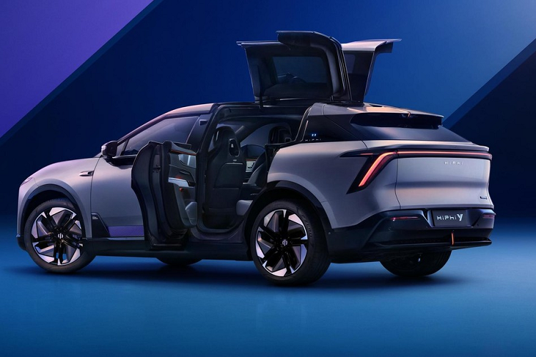 Dù vậy, giới truyền thông Trung Quốc đã có nguồn tin cho biết, giá bán của xe SUV điện HiPhi Y sẽ rơi vào tầm khoảng 369.000 nhân dân tệ (tương đương 52.200 đô la hay 1,1 tỷ đồng) và nếu mức giá này chính thức, hứa hẹn HiPhi Y sẽ gây bão trong bảng xếp hạng các mẫu xe bán chạy tại Trung Quốc.