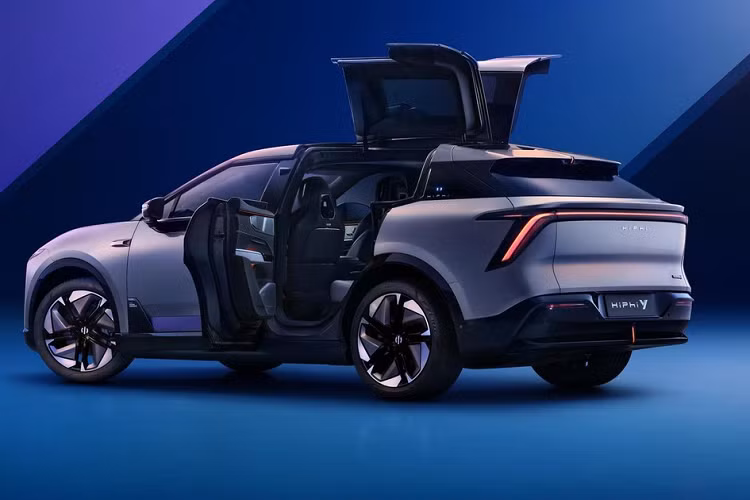 Dù vậy, giới truyền thông Trung Quốc đã có nguồn tin cho biết, giá bán của xe SUV điện HiPhi Y sẽ rơi vào tầm khoảng 369.000 nhân dân tệ (tương đương 52.200 đô la hay 1,1 tỷ đồng) và nếu mức giá này chính thức, hứa hẹn HiPhi Y sẽ gây bão trong bảng xếp hạng các mẫu xe bán chạy tại Trung Quốc.