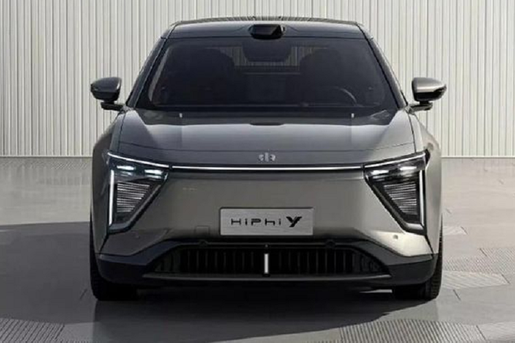 Đầu tiên, xin nhắc lại với bạn rằng HiPhi là thương hiệu xe hơi cao cấp trực thuộc Công ty Human Horizons, ra mắt vào năm 2019. Mẫu xe đầu tiên của hãng là chiếc CUV hạng sang HiPhi X. Đối với chiếc xe thứ hai, đó là HiPhi Z sedan. Cả hai loại xe này đều có giá khá cao, với giá khởi điểm 500.000 NDT (70.700 USD) tại Trung Quốc và 105.000 EUR (116.800 USD) tại Đức (giá khởi điểm của HiPhi Z).