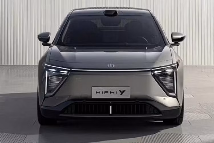 Đầu tiên, xin nhắc lại với bạn rằng HiPhi là thương hiệu xe hơi cao cấp trực thuộc Công ty Human Horizons, ra mắt vào năm 2019. Mẫu xe đầu tiên của hãng là chiếc CUV hạng sang HiPhi X. Đối với chiếc xe thứ hai, đó là HiPhi Z sedan. Cả hai loại xe này đều có giá khá cao, với giá khởi điểm 500.000 NDT (70.700 USD) tại Trung Quốc và 105.000 EUR (116.800 USD) tại Đức (giá khởi điểm của HiPhi Z).