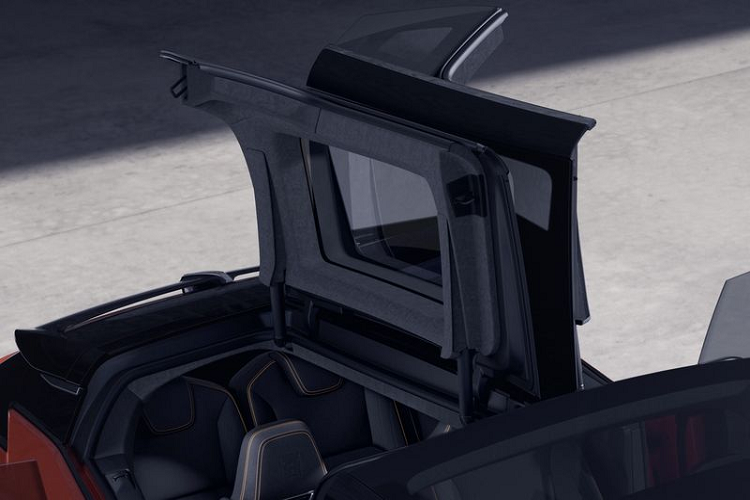 Trong trường hợp những màn hình này không đủ, thì có một HUD. Ngoài màn hình, HiPhi Y còn có 25 loa từ Meridian. Nói về hệ truyền động của HiPhi Y, có một số tùy chọn. Chiếc xe bán ra tại Trung Quốc chỉ được trang bị một động cơ điện duy nhất ở trục sau cho công suất 336 mã lực. Nó được cung cấp năng lượng bởi pin LFP Blade của FinDream (một nhà sản xuất pin thuộc BYD) với công suất 76,6 kWh.