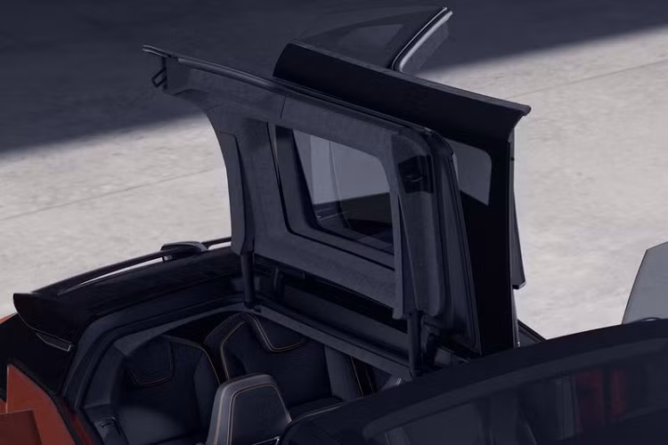 Trong trường hợp những màn hình này không đủ, thì có một HUD. Ngoài màn hình, HiPhi Y còn có 25 loa từ Meridian. Nói về hệ truyền động của HiPhi Y, có một số tùy chọn. Chiếc xe bán ra tại Trung Quốc chỉ được trang bị một động cơ điện duy nhất ở trục sau cho công suất 336 mã lực. Nó được cung cấp năng lượng bởi pin LFP Blade của FinDream (một nhà sản xuất pin thuộc BYD) với công suất 76,6 kWh.