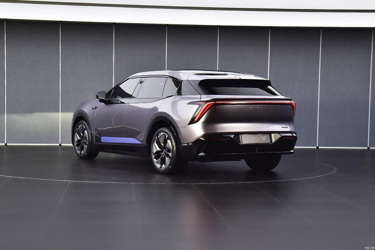 Khi ra mắt thị trường Trung Quốc vào giữa tháng này, HiPhi Y hứa hẹn sẽ gây sốt nhờ thiết kế đẹp mắt, công nghệ hiện đại, nội thất trang bị nhiều đồ chơi và hệ truyền động của xe có thể chạy tối đa 810 km sau 1 lần sạc, nhưng tất cả sự thành công của HiPhi Y còn nằm chờ ở mức giá bán chính thức, sẽ được bật mí trong 12 ngày nữa.