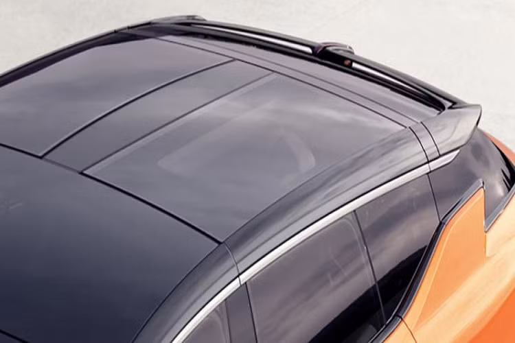 Chiếc SUV điện này hoàn toàn không có tay nắm cửa, thay vào đó, hãng xe Trung Quốc trang bị cho xe các nút bấm trên mỗi cửa. Cửa dưới của xe trông giống như một cánh cửa bình thường, trong khi cửa trên, kiểu cửa sổ có thể mở lên như hình ảnh cánh mòng biển. Bên trong khoang lái, HiPhi Y chỉ có 5 chỗ ngồi nhưng lại gây bất ngờ vì với người dùng bởi có 3 màn hình chính, một cho bảng đồng hồ, một cho hành khách ngồi bên tài xế và một cho màn hình giải trí.