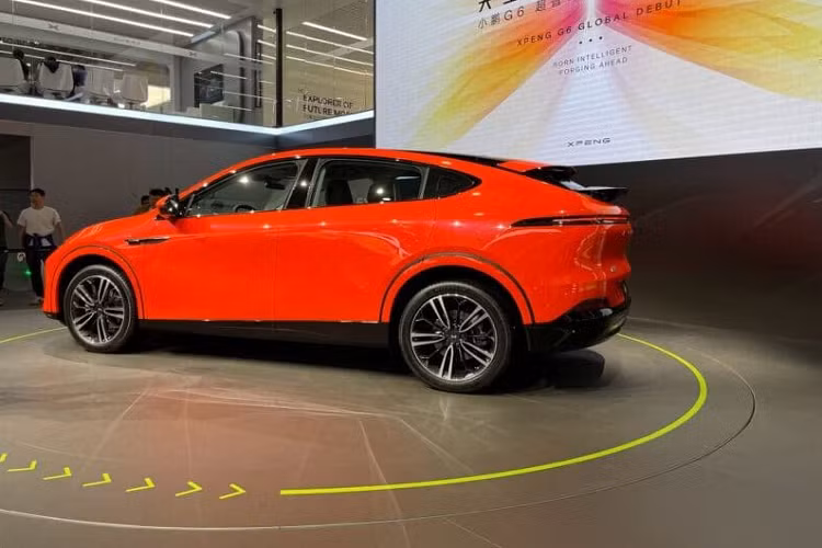 XPeng G6 2024 tại Trung Quốc có hai tùy chọn hệ dẫn động là cầu sau hoặc bốn bánh. Phiên bản tiêu chuẩn trang bị một động cơ điện duy nhất cho công suất 292 mã lực. Đối với phiên bản dẫn động bốn bánh, xe có hai mô-tơ điện nằm trên hai trục bánh xe cho tổng công suất đạt 480 mã lực. 