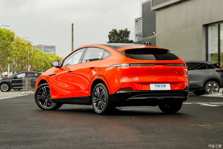 SUV điện Xpeng G6 sở hữu thiết kế đơn giản và hiện đại. Phần đầu xe nổi bật với dải đèn LED ban ngày kéo dài, chính giữa là logo của hãng. Phía dưới là đèn pha tách rời, nằm trên hốc gió trước. Lưới tản nhiệt khá lớn được sơn đen với hoạ tiết kim cương khiến xe trông năng động và cá tính hơn. 