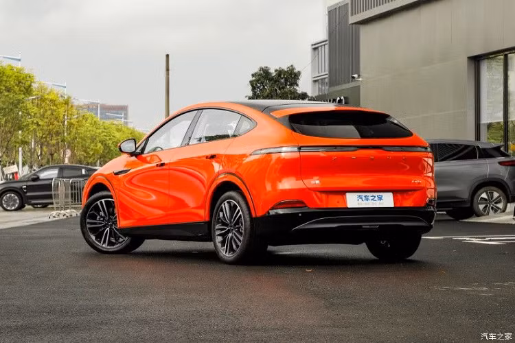 SUV điện Xpeng G6 sở hữu thiết kế đơn giản và hiện đại. Phần đầu xe nổi bật với dải đèn LED ban ngày kéo dài, chính giữa là logo của hãng. Phía dưới là đèn pha tách rời, nằm trên hốc gió trước. Lưới tản nhiệt khá lớn được sơn đen với hoạ tiết kim cương khiến xe trông năng động và cá tính hơn. 