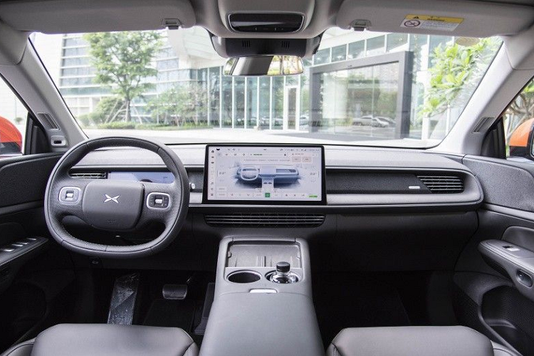 Nội thất Xpeng G6 được lấy cảm hứng từ xe Tesla với điểm nhấn duy nhất là màn hình trung tâm 15 inch tích hợp hệ thống Xmart OS 4.0, dùng để điều khiển mọi chức năng thông tin và giải trí trên xe. Bên cạnh đó là màn hình đồng hồ lái LCD kích thước 10,2 inch. 