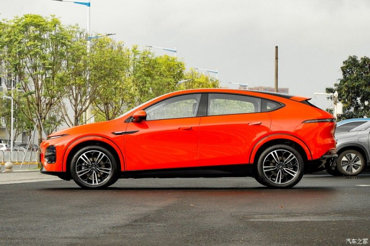 Theo hãng xe, nền tảng mới giúp tăng độ cứng vững của xe, bảo vệ tốt cho pin đồng thời tối ưu hóa không gian nội thất. Được định vị thuộc phân khúc xe thuần điện cỡ trung, G6 có chiều dài 4753 mm, rộng 1920 mm và cao 1650 mm, đi kèm chiều dài cơ sở là 2890 mm. Như vậy, Xpeng G6 có kích thước khá tương đồng với đối thủ trực tiếp là Tesla Model Y. 