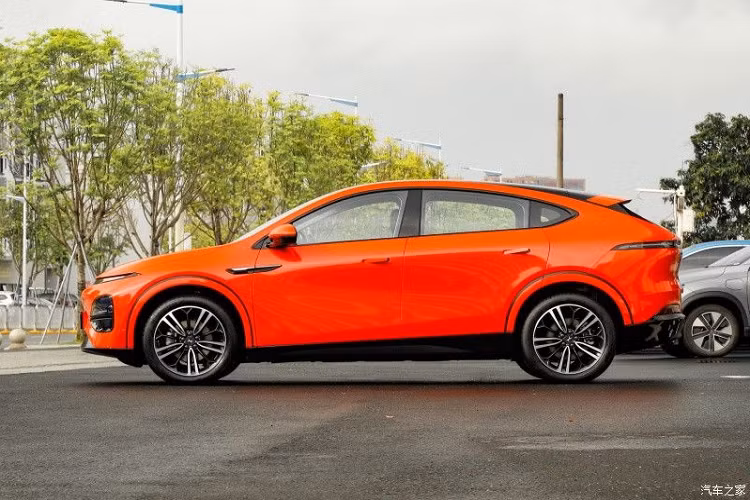 Theo hãng xe, nền tảng mới giúp tăng độ cứng vững của xe, bảo vệ tốt cho pin đồng thời tối ưu hóa không gian nội thất. Được định vị thuộc phân khúc xe thuần điện cỡ trung, G6 có chiều dài 4753 mm, rộng 1920 mm và cao 1650 mm, đi kèm chiều dài cơ sở là 2890 mm. Như vậy, Xpeng G6 có kích thước khá tương đồng với đối thủ trực tiếp là Tesla Model Y. 