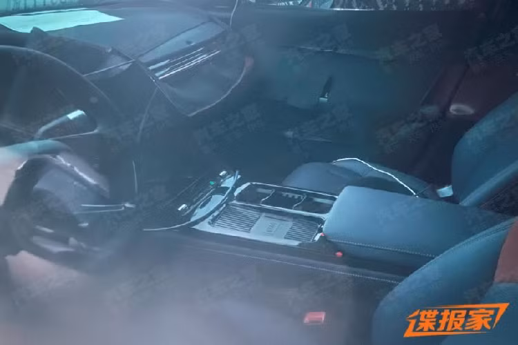 Về nội thất, Geely Galaxy L6 mang phong cách thiết kế khác hẳn đàn anh Galaxy L7, màn hình điều khiển trung tâm nối liền với bệ tỳ tay và có góc nghiêng lớn, một số nút bấm được để riêng phía dưới dễ dàng thao tác.