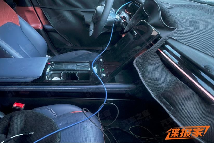 Ở góc độ diện mạo ngoại thất lộ diện trước đây, mặt trước của Geely Galaxy L6 2023 tại trung Quốc có lưới tản nhiệt khép kín, đồng thời áp dụng các phong cách thiết kế phổ biến hiện nay bao gồm đèn pha chia đôi và dải đèn xuyên thấu.