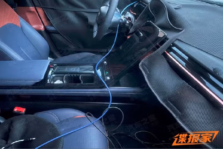 Ở góc độ diện mạo ngoại thất lộ diện trước đây, mặt trước của Geely Galaxy L6 2023 tại trung Quốc có lưới tản nhiệt khép kín, đồng thời áp dụng các phong cách thiết kế phổ biến hiện nay bao gồm đèn pha chia đôi và dải đèn xuyên thấu.